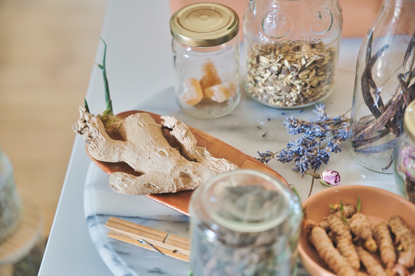 Natürliche Rohstoffe, Wurzeln und Kräuter