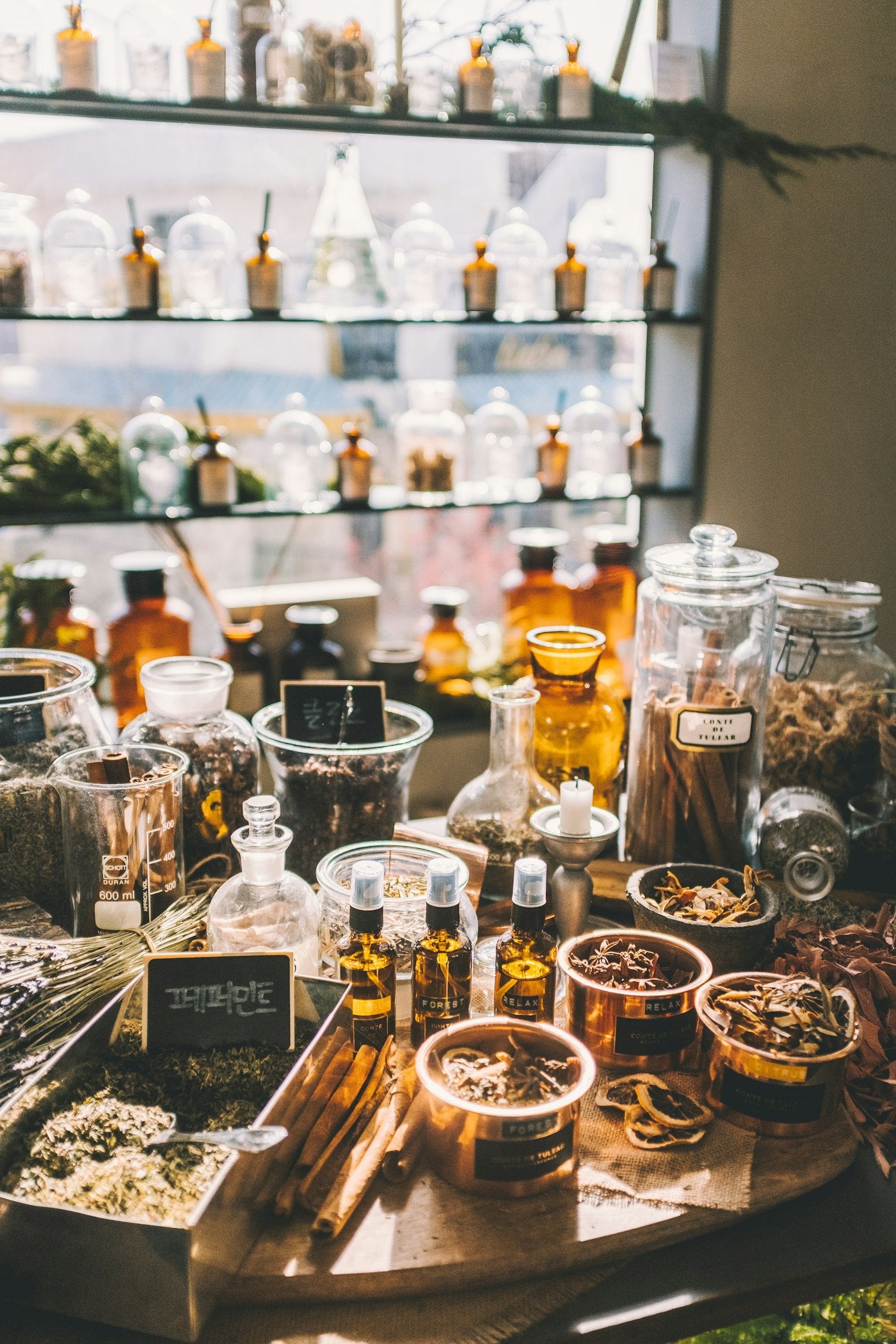 Manufaktur mit Apothekergefäßen und Kräutern